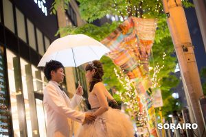 梅田の夜に自由な洋装撮影を