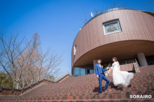 大阪｜2人の出会いの大学と鶴見緑地の2ヶ所で行う洋装ロケーションフォト撮影